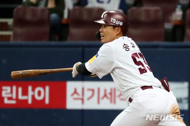 [서울=뉴시스]배훈식 기자 = 신한은행 SOL 2121 KBO리그가 개막한 3일 오후 서울 구로구 고척스카이돔에서 열린 키움 히어로즈와 삼성 라이온즈의 경기, 6회말 2사 만루 상황에서 키움 송우현이 2타점 적시타를 터뜨리고 있다. 2021.04.03. dahora83@newsis.com