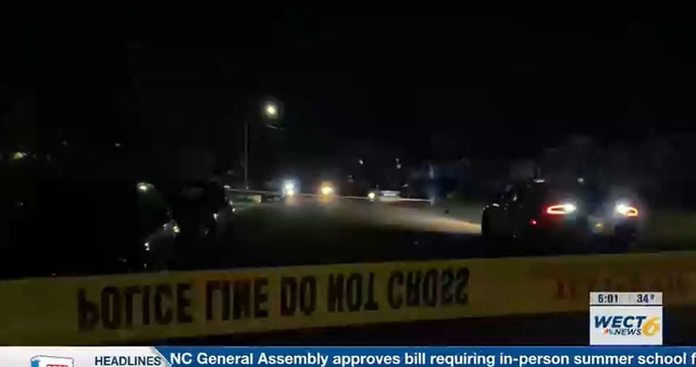 [서울=뉴시스]3일(현지시간) 미국 노스캐롤라이나주에서 총격 사건이 발생해 3명이 숨지고 4명이 부상했다. 사진은 현지 WECT 뉴스 보도 장면 갈무리. 2021.04.04.