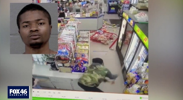 [서울=뉴시스]지난달 30일 미국 노스캐롤라이나주 샬럿의 마크 성씨의 부모님이 운영하는 편의점에 쇠막대기를 든 흑인이 들어와 기물을 파손하는 등 난동을 부리는 일이 벌어졌다. 사진은 3일(현지시간) 현지 폭스46뉴스 갈무리. 2021.04.04.