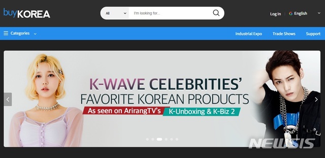 [서울=뉴시스] KOTRA가 소비재 제조 중소기업과 스타트업의 수출 지원을 위해 아리랑TV를 운영하는 국제방송교류재단과 손잡았다. 양 기관은 ‘바이코리아’를 활용해 아리랑TV에서 선보인 유망 소비재의 온라인 수출을 지원하는 기획전을 열고 있다. (제공=코트라)