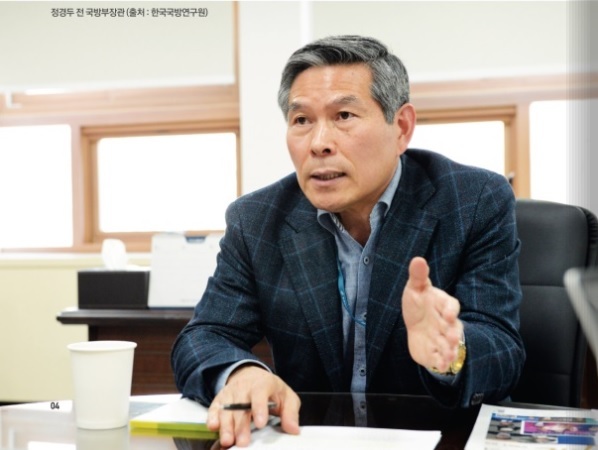 [서울=뉴시스] 정경두 전 국방장관. 2021.04.05. (사진=월간 공군 4월호 캡처) *재판매 및 DB 금지