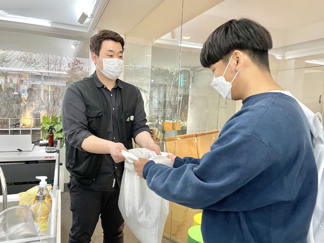 [서울=뉴시스] 카페에서 커피박(커피찌꺼기)를 수거하는 모습. (시진=뉴시스 DB). photo@newsis.com *재판매 및 DB 금지