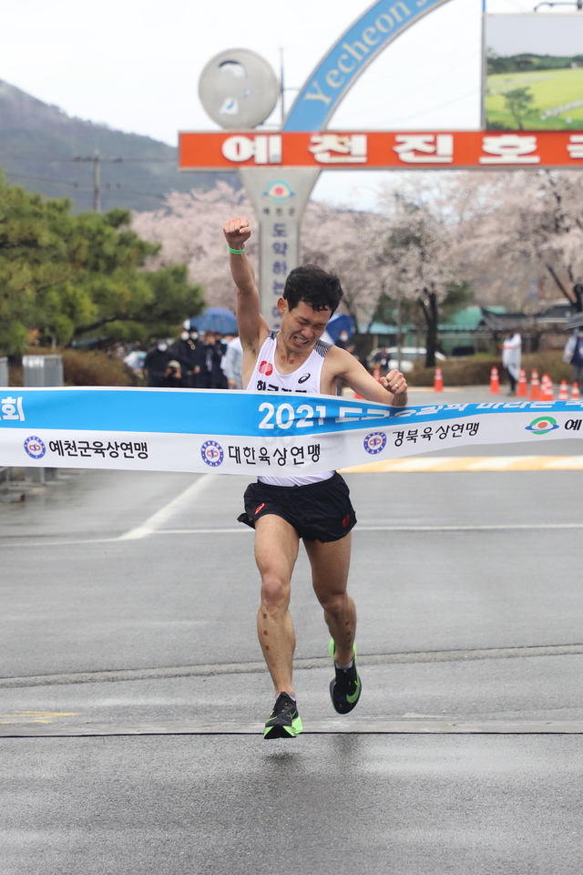 심종섭이 4일 경상북도 예천군에서 열린 도쿄올림픽 마라톤 국가대표선발대회에서 피니시 라인을 통과하고 있다. (사진=대한육상연맹 제공) *재판매 및 DB 금지