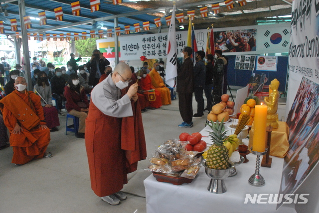 [구미=뉴시스] 박홍식 기자 = 4일 오후 경북 구미시 외국인노동자주민센터에서 열린 '미얀마 민주화운동 희생자 추모 법회'에서 승가회 한 스님이 추모 헌화를 하고 있다. 2021.04.04 phs6431@newsis.com