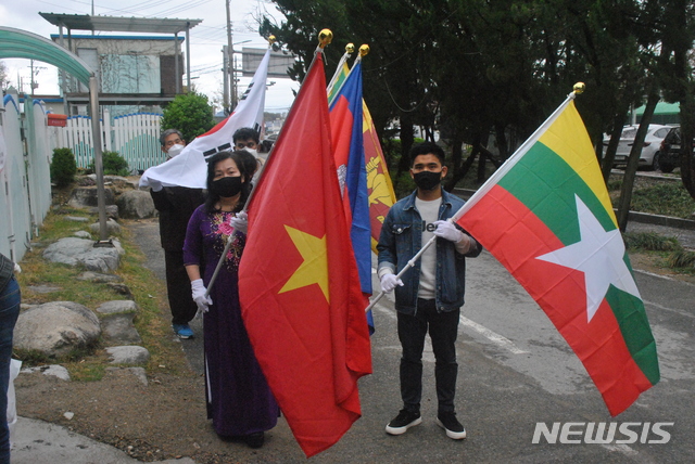 [구미=뉴시스] 박홍식 기자 = 4일 오후 경북 구미시 외국인노동자주민센터에서 열린 '미얀마 민주화운동 희생자 추모 법회'에서 미얀마, 스리랑카 등 5개국 국기가 입장하고 있다. 2021.04.04 phs6431@newsis.com