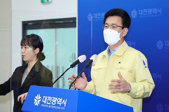 [대전=뉴시스]조명휘 기자 = 허태정 대전시장이 4일 오후 시청기자회견장에서 방역 강화 특별 대책을 설명하고 있다. (사진= 대전시 제공) 2021.04.04. photo@newsis.com *재판매 및 DB 금지