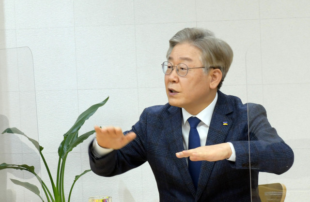 [수원=뉴시스] 맹대환 기자= 이재명 경기도지사가 지난 1일 경기도청에서 뉴시스 광주전남본부와 인터뷰를 하고 있다. (사진=무등일보 제공) 2021.04.05 photo@newsis.com *재판매 및 DB 금지