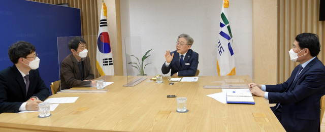 [수원=뉴시스] 맹대환 기자= 이재명 경기도지사가 지난 1일 경기도청에서 뉴시스 광주전남본부와 인터뷰를 하고 있다. (사진=무등일보 제공) 2021.04.05 photo@newsis.com *재판매 및 DB 금지