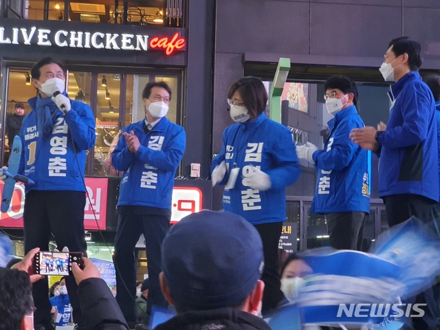 [부산=뉴시스]4일 오후 김영춘 더불어민주당 부산시장 후보의 남포동 유세현장에서 '부산 갈매기'를 합창하며 춤을 추는 민주당 의원들.