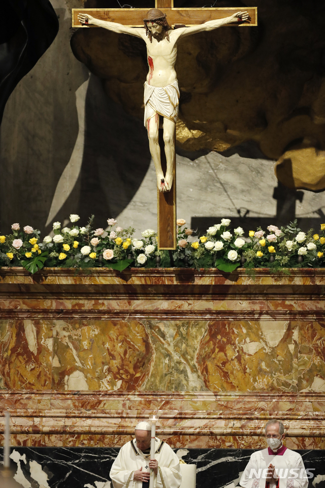 [바티칸/AP=뉴시스] 프란치스코 교황이 4일(현지시간) 오전 바티칸 성베드로 성당에서 부활절 미사를 집전하고 있다. 2021.04.04