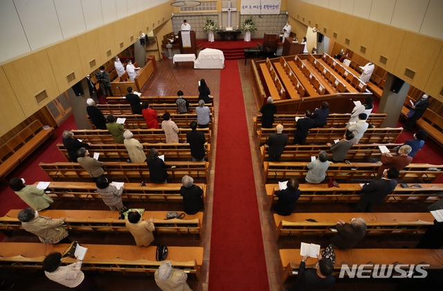 [서울=뉴시스]조수정 기자 = 4일 오전 서울 종로구 초동교회에서 열린 부활절 예배에서 신도들이 코로나19 확산 예방을 위한 거리두기를 하고 있다. 2021.04.04. chocrystal@newsis.com