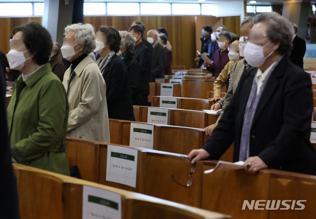 [서울=뉴시스]조수정 기자 = 4일 오전 서울 종로구 초동교회에서 열린 부활절 예배에서 신도들이 코로나19 확산 예방을 위한 거리두기를 하고 있다. 2021.04.04. chocrystal@newsis.com