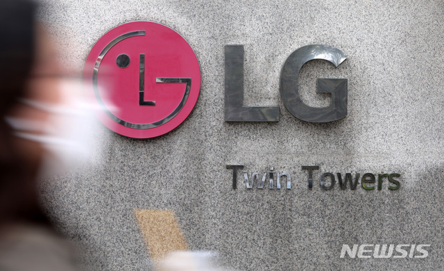 [서울=뉴시스]고범준 기자 = LG전자의 스마트폰 사업을 담당하는 MC사업본부는 2015년 2분기 이래 23분기 연속 영업적자를 이어오고 있다. 이에 오는 5일 LG전자 이사회 개최가 예정된 가운데 철수 방안이 나올 지 관심이 쏠리고 있다. 사진은 4일 오후 서울 영등포구 LG트윈타워 모습. 2021.04.04. bjko@newsis.com