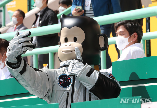 [인천=뉴시스]고승민 기자 = 4일 인천SSG랜더스필드에서 열린 2021 KBO 리그 롯데 자이언츠 대 SSG 랜더스 경기, 정용진 신세계그룹 부회장을 닮아 화제가 된 캐릭터 '제이릴라'가 정 부회장 옆에서 셀카를 찍고 있다. 신세계그룹은 앞으로 제이릴라를 그룹 대표 캐릭터로 키울 계획이다. 2021.04.04. kkssmm99@newsis.com