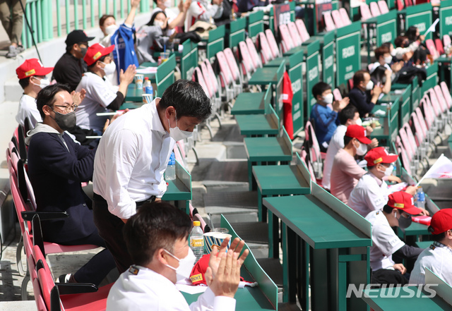 [인천=뉴시스]고승민 기자 = 4일 인천SSG랜더스필드에서 열린 2021 KBO 리그 롯데 자이언츠 대 SSG 랜더스 경기, 정용진 신세계그룹 부회장이 인사를 하고 있다. 2021.04.04. kkssmm99@newsis.com