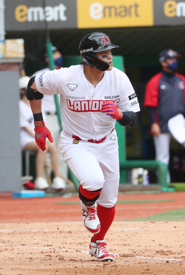 [인천=뉴시스]고승민 기자 = 4일 인천SSG랜더스필드에서 열린 2021 KBO 리그 롯데 자이언츠 대 SSG 랜더스 경기, 3회말 SSG 공격 2사 2루 상황 3번타자 추신수가 타격을 한 뒤 1루로 달리고 있다. 2021.04.04. kkssmm99@newsis.com