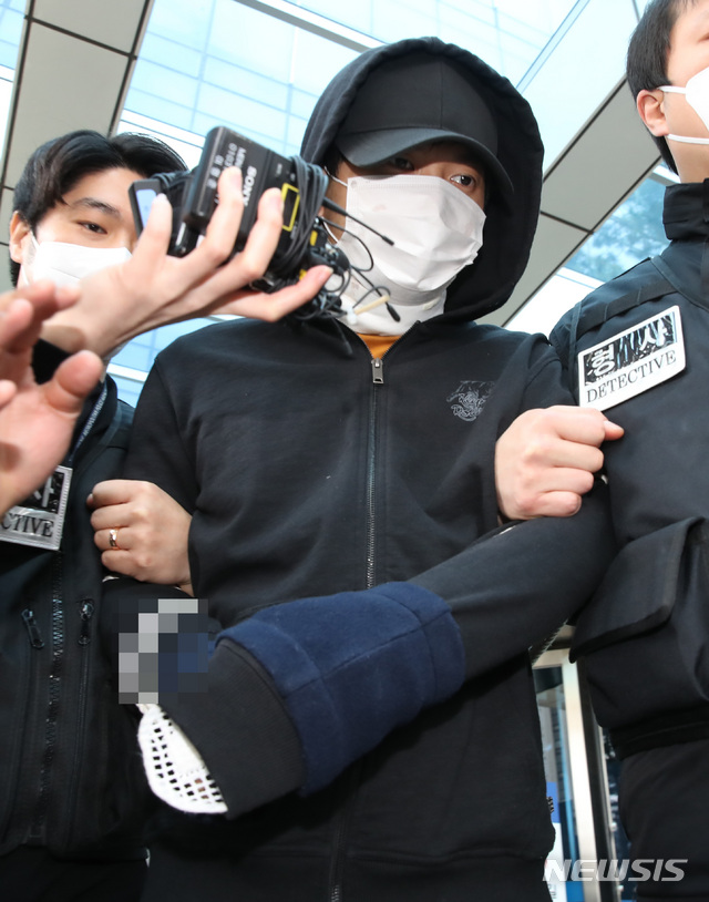 [서울=뉴시스]조수정 기자 = 노원 세모녀 살인사건 피의자 A씨가 4일 오후 서울 도봉구 서울북부지방법원에서 구속 전 피의자 심문(영장실질심사)를 마친 뒤 호송차량으로 향하고 있다. 목과 왼손에는 보호대를 착용했다. 2021.04.04. chocrystal@newsis.com