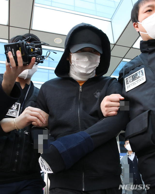 [서울=뉴시스]조수정 기자 = 노원 세모녀 살인사건 피의자 김태현(만 24세)이 지난 4일 오후 서울 도봉구 서울북부지법에서 구속 전 피의자 심문(영장실질심사)를 마친 뒤 호송차량으로 향하고 있다. 2021.04.04. chocrystal@newsis.com