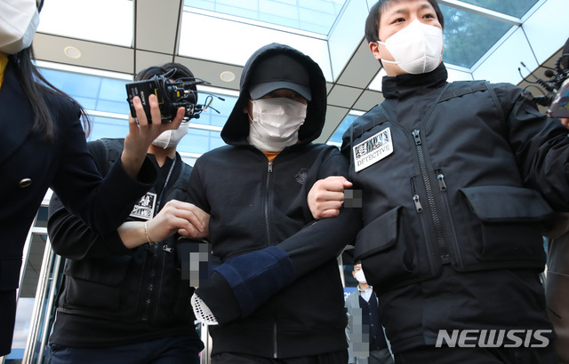 [서울=뉴시스]조수정 기자 = 노원 세모녀 살인사건 피의자 A씨가 4일 오후 서울 도봉구 서울북부지방법원에서 구속 전 피의자 심문(영장실질심사)를 마친 뒤 호송차량으로 향하고 있다. 목과 왼손에는 보호대를 착용했다. 2021.04.04. chocrystal@newsis.com