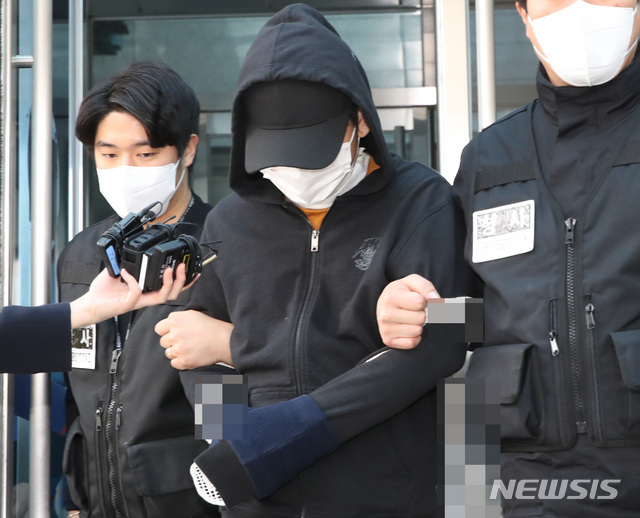 [서울=뉴시스]조수정 기자 = 노원 세모녀 살인사건 20대 피의자가 지난 4일 오후 서울 도봉구 서울북부지법에서 구속 전 피의자 심문(영장실질심사)를 마친 뒤 호송차량으로 향하고 있다. 목과 왼손에는 보호대를 착용했다. 2021.04.04. chocrystal@newsis.com