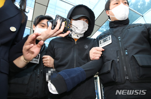 [서울=뉴시스]조수정 기자 = 노원 세모녀 살인사건 피의자 김태현(만 24세)이 지난 4일 오후 서울 도봉구 서울북부지법에서 구속 전 피의자 심문(영장실질심사)를 마친 뒤 호송차량으로 향하고 있다. 2021.04.04. chocrystal@newsis.com