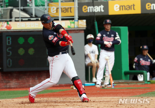 [인천=뉴시스]고승민 기자 = 4일 인천SSG랜더스필드에서 열린 2021 KBO 리그 롯데 자이언츠 대 SSG 랜더스 경기, 4회초 롯데 공격 1사 2루 상황 4번타자 이대호가 1루타를 치고 있다 2021.04.04. kkssmm99@newsis.com