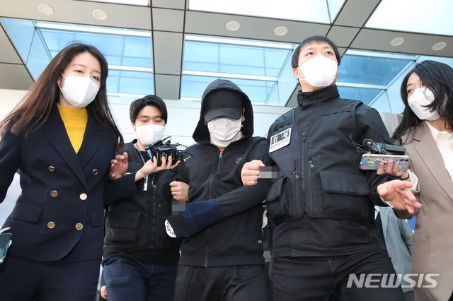 [서울=뉴시스]조수정 기자 = 노원 세모녀 살인사건 피의자 A씨가 지난 4일 오후 서울 도봉구 서울북부지방법원에서 구속 전 피의자 심문(영장실질심사)를 마친 뒤 호송차량으로 향하고 있다. 목과 왼손에는 보호대를 착용했다. 2021.04.04. chocrystal@newsis.com