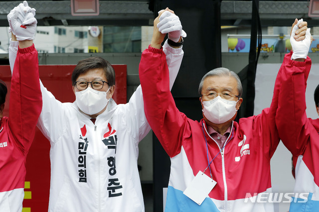 [부산=뉴시스]최동준 기자 = 국민의힘 김종인 중앙선거대책위원장, 박형준 부산시장 후보가 4일 부산 남구 용호동에서 열린 유세에서 지지를 호소하고 있다. 2021.04.04. photocdj@newsis.com