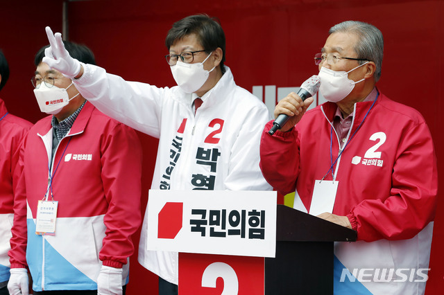 [부산=뉴시스]최동준 기자 = 국민의힘 김종인 중앙선거대책위원장이 4일 부산 남구 용호동에서 박형준 부산시장 후보 지지를 호소하고 있다. 2021.04.04. photocdj@newsis.com
