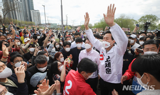 [서울=뉴시스]국회사진기자단 = 오세훈 국민의힘 서울시장 후보와 안철수 공동선거대책위원장이 4일 오후 세빛섬 한강변 시민과 함께 걷기 행사가 열린 서울 서초구 세빛섬 앞에서 시민들에게 인사하고 있다. 2021.04.04. photo@newsis.com