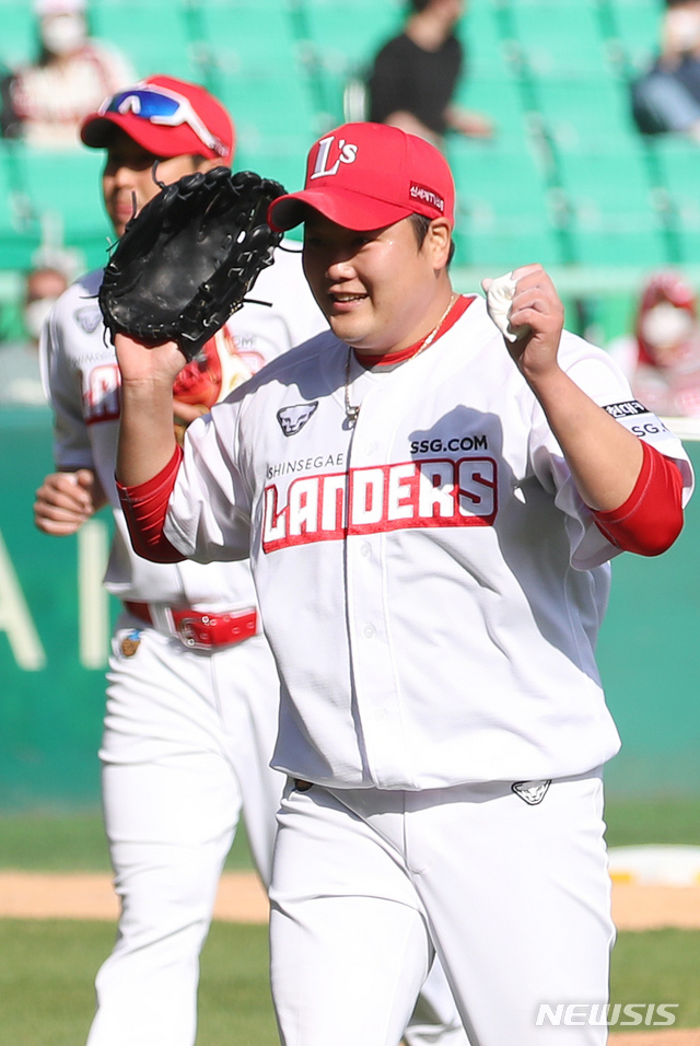 [인천=뉴시스]고승민 기자 = 4일 인천SSG랜더스필드에서 열린 2021 KBO 리그 롯데 자이언츠 대 SSG 랜더스 경기, 롯데 공격 7회초를 무실점으로 막은 SSG 투수 김태훈이 기뻐하고 있다. 2021.04.04. kkssmm99@newsis.com