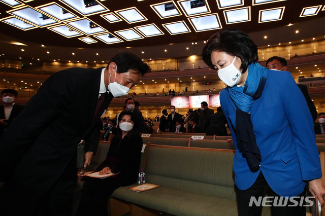 [서울=뉴시스]국회사진기자단 = 박영선 더불어민주당 서울시장 후보와 오세훈 국민의힘 서울시장 후보가 4일 서울 서초구 사랑의교회에서 열린 '2021 한국교회 부활절 연합예배'에 참석해 인사하고 있다. 2021.04.04. photo@newsis.com