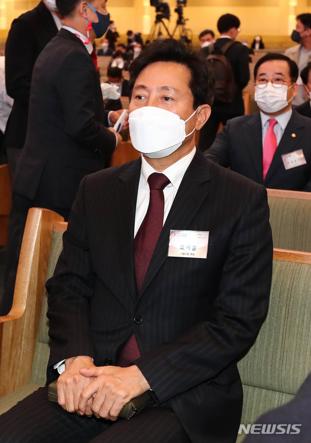 [서울=뉴시스]국회사진기자단 = 오세훈 국민의힘 서울시장 후보가 지난 4일 서울 서초구 사랑의교회에서 열린 '2021 한국교회 부활절 연합예배'에 참석해 자리하고 있다. 2021.04.04. photo@newsis.com