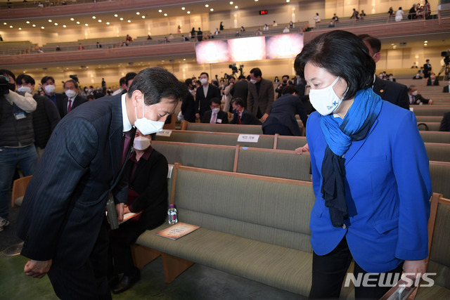 [서울=뉴시스]국회사진기자단 =박영선 더불어민주당 서울시장 후보와 오세훈 국민의힘 서울시장 후보가 지난 4일 서울 서초구 사랑의교회에서 열린 '2021 한국교회 부활절 연합예배'에 참석해 인사하고 있다. 2021.04.04. photo@newsis.com