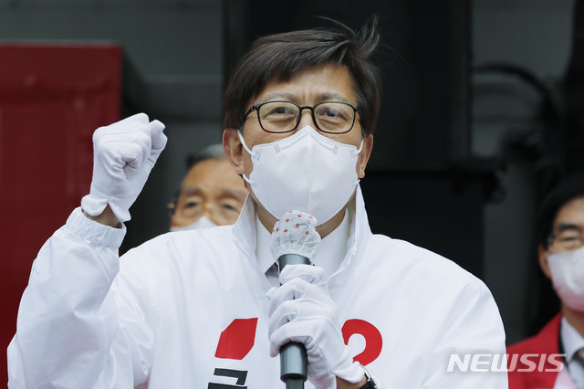 [부산=뉴시스]최동준 기자 = 국민의힘 박형준 부산시장 후보가 4일 부산 남구 용호동에서 열린 유세에서 지지를 호소하고 있다. 2021.04.04. photocdj@newsis.com