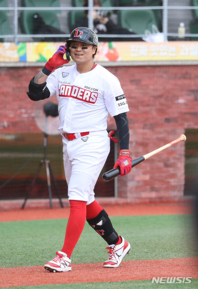 [인천=뉴시스]고승민 기자 = 4일 인천SSG랜더스필드에서 열린 2021 KBO 리그 롯데 자이언츠 대 SSG 랜더스 경기, 8회말 SSG 공격 3번타자 추신수가 삼진아웃 뒤 아쉬워하고 있다. 2021.04.04. kkssmm99@newsis.com