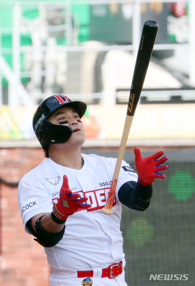 [인천=뉴시스]고승민 기자 = 4일 인천SSG랜더스필드에서 열린 2021 KBO 리그 롯데 자이언츠 대 SSG 랜더스 경기, 8회말 SSG 공격 3번타자 추신수가 스트라이크를 맞고 아쉬워하고 있다. 2021.04.04. kkssmm99@newsis.com
