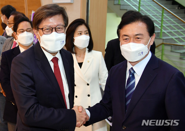 [부산=뉴시스] 하경민 기자 = '2021 부산 부활절 연합 예배'가 열린 4일 오후 부산 북구 포도원교회를 방문한 박형준(국민의힘·왼쪽), 김영춘(더불어민주당) 부산시장 후보가 악수하고 있다. 2021.04.04. yulnetphoto@newsis.com