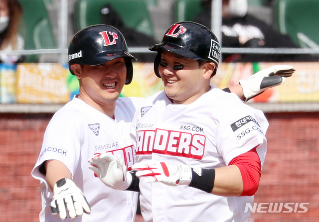 [인천=뉴시스]고승민 기자 = 4일 인천SSG랜더스필드에서 열린 2021 KBO 리그 롯데 자이언츠 대 SSG 랜더스 경기, 4회말 SSG 공격 무사 1루 상황 5번타자 최주환(오른쪽)이 홈런을 친 뒤 최정과 환호하고 있다. 2021.04.04. kkssmm99@newsis.com
