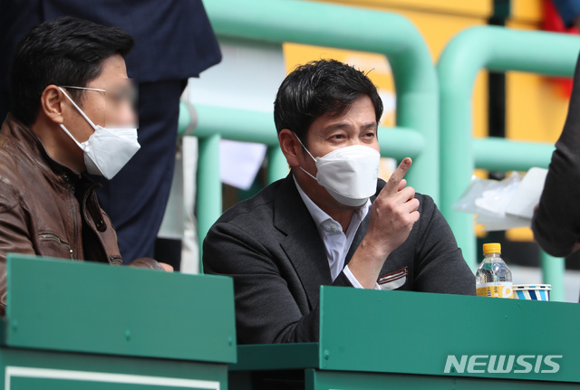 [인천=뉴시스]고승민 기자 = 4일 인천SSG랜더스필드에서 열린 2021 KBO 리그 롯데 자이언츠 대 SSG 랜더스 경기를 찾은 정용진 신세계그룹 부회장이 관계자와 대화하고 있다. 2021.04.04. kkssmm99@newsis.com