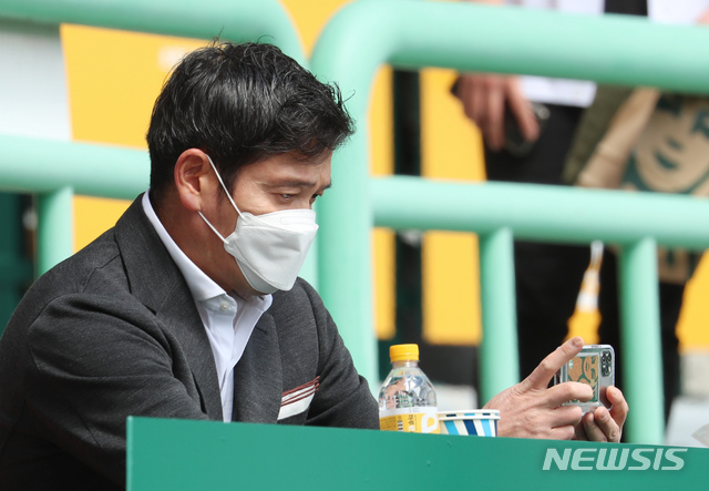 [인천=뉴시스]고승민 기자 = 4일 인천SSG랜더스필드에서 열린 2021 KBO 리그 롯데 자이언츠 대 SSG 랜더스 경기를 찾은 정용진 신세계그룹 부회장이 휴대폰으로 사진을 찍고 있다. 2021.04.04. kkssmm99@newsis.com