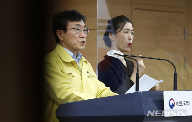 [서울=뉴시스]홍효식 기자 = 권덕철 중앙재난안전대책본부 1차장(보건복지부 장관)이 4일 오후 서울 종로구 정부서울청사 브리핑룸에서 코로나19 상황에 대한 대국민 담화문 발표를 하고 있다. 2021.04.04. yesphoto@newsis.com