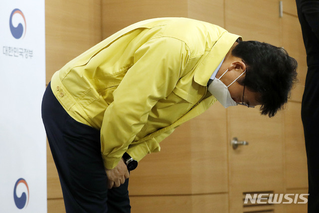 [서울=뉴시스]홍효식 기자 = 권덕철 중앙재난안전대책본부 1차장(보건복지부 장관)이 4일 오후 서울 종로구 정부서울청사 브리핑룸에서 코로나19 상황에 대한 대국민 담화문 발표를 마친 뒤 인사하고 있다. 2021.04.04. yesphoto@newsis.com