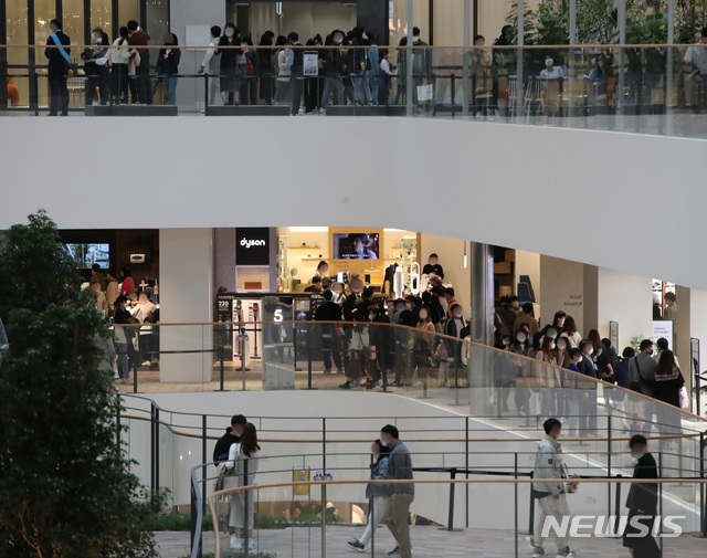 [서울=뉴시스]조수정 기자 = 정기세일에 들어간 서울시내 한 백화점에서 내방객들이 쇼핑을 하고 있다. 2021.04.04. chocrystal@newsis.com