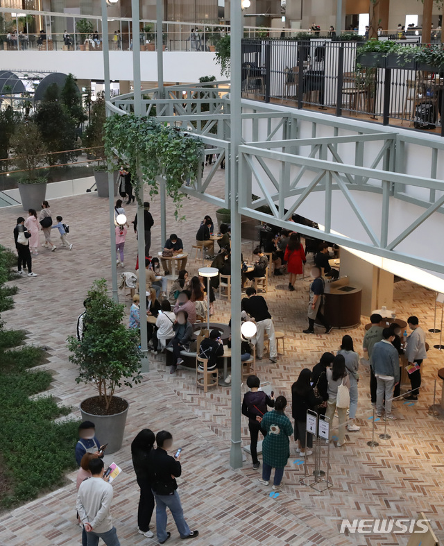 [서울=뉴시스]조수정 기자 = 4일 오후 정기세일에 들어간 서울시내 한 백화점에서 내방객들이 식음료 매장 앞에 줄서 기다리고 있다. 2021.04.04. chocrystal@newsis.com