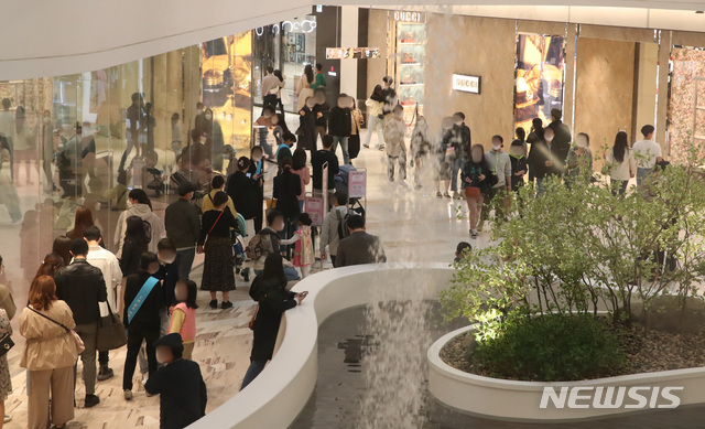 [서울=뉴시스]조수정 기자 = 서울 시내 한 백화점에서 내방객들이 줄서 기다리고 있다. 2021.04.04. chocrystal@newsis.com