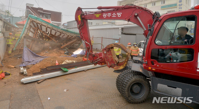 [광주=뉴시스]변재훈 기자 = 4일 오후 4시20분께 광주 동구 계림동 한 주택 개축 현장에서 무너진 건물 더미에 작업자 4명이 매몰, 굴삭기를 동원한 구조 작업이 펼쳐지고 있다. 2021.04.04. wisdom21@newsis.com