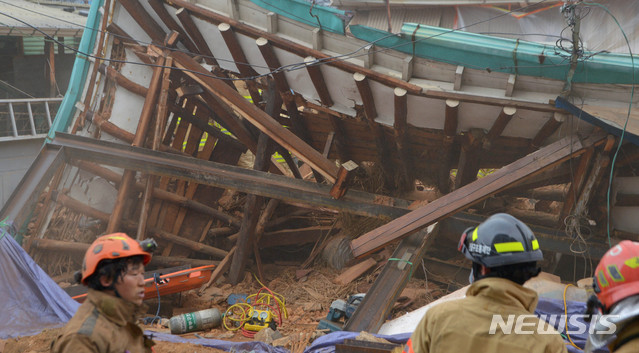 [광주=뉴시스]변재훈 기자 = 4일 오후 4시20분께 광주 동구 계림동 한 주택 개축 현장에서 무너진 건물 더미에 작업자 4명이 매몰, 소방당국의 구조 작업이 펼쳐지고 있다. 2021.04.04. wisdom21@newsis.com