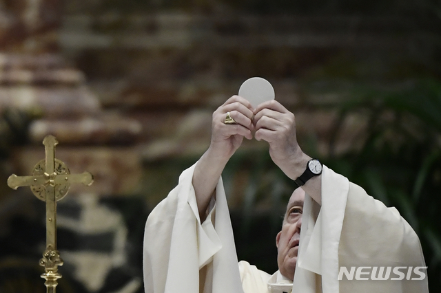 [바티칸/AP=뉴시스] 프란치스코 교황이 4일(현지시간) 오전 바티칸 성베드로 성당에서 부활절 미사를 집전하고 있다. 2021.04.04
