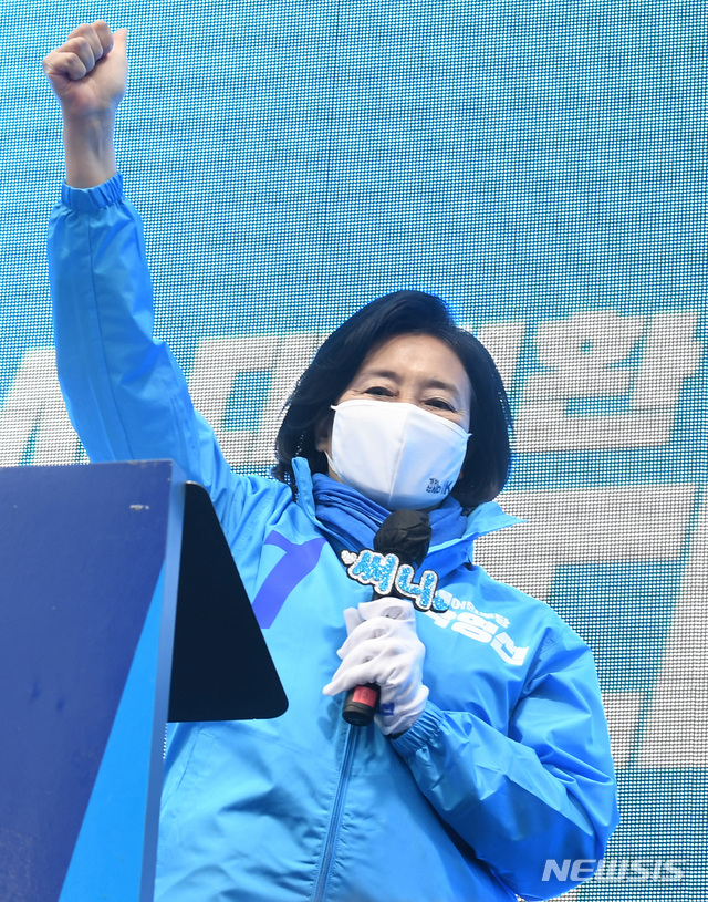 [서울=뉴시스]국회사진기자단 = 박영선 더불어민주당 서울시장 후보가 4일 오후 서울 노원구 롯데백화점 앞 광장에서 유세차에 올라 지지를 호소하고 있다. 2021.04.04. photo@newsis.com